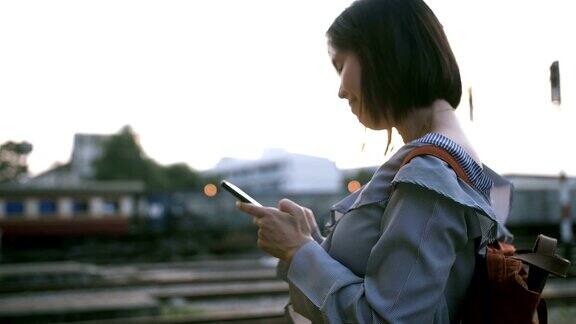 亚洲女性在黄昏时使用手机