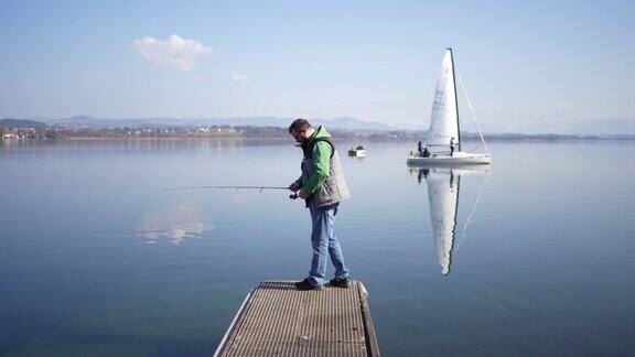 一个渔夫用假蝇钓鱼技术在湖里钓鱼