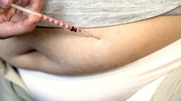 特写超重女性注射胰岛素到胃部糖尿病