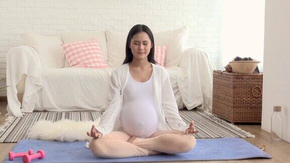 孕妇在运动垫上练习瑜伽