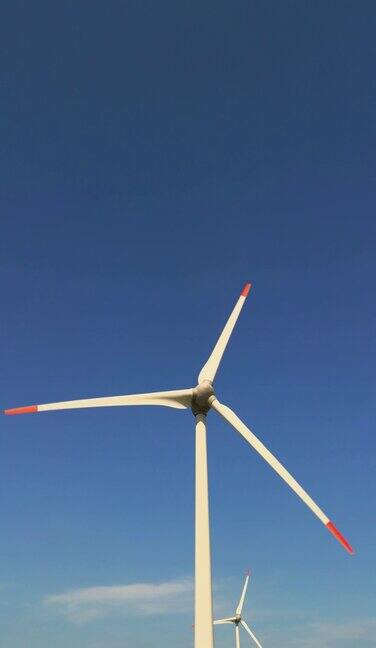 农场景观鸟瞰图和产生清洁可再生能源的风力涡轮机为绿色生态世界生产可再生能源