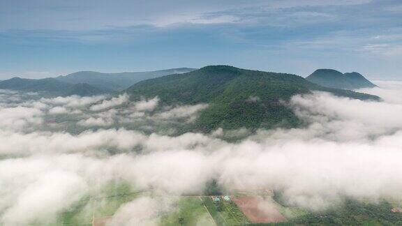 清晨海雾围绕在泰国南邦乡村的山上