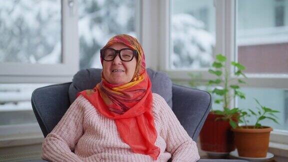 穆斯林妇女使用智能眼镜在增强现实元空间与亲人见面和联系