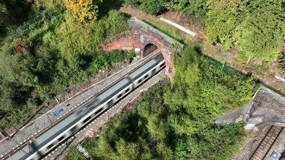 高速航拍的通勤列车驶出隧道