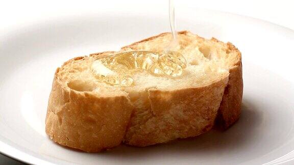 法国面包淋上美味蜂蜜特写