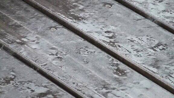 雨停了;滴在柚木甲板地板上