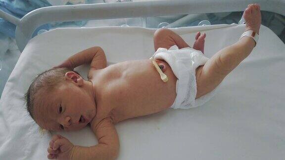 刚出生的婴儿在医院的婴儿床