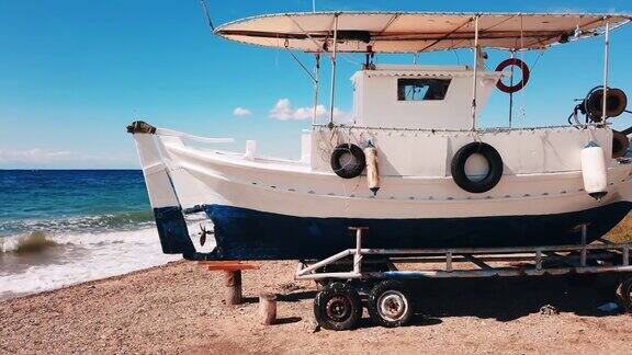 希腊尼基提爱琴海海岸附近的一艘带轮子的装饰船慢动作