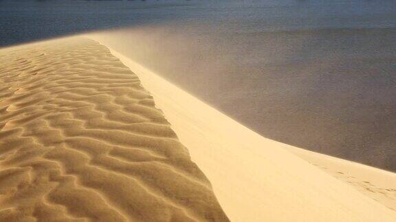 沙子吹过沙丘