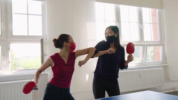 在创意办公室打乒乓球的女商人