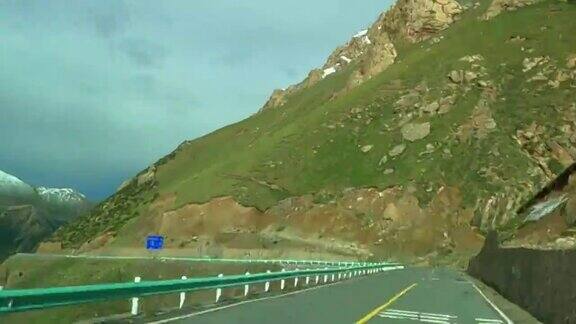 新疆杜库高速公路南段的壮丽景色