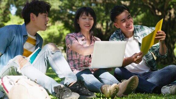 学生使用笔记本电脑学习