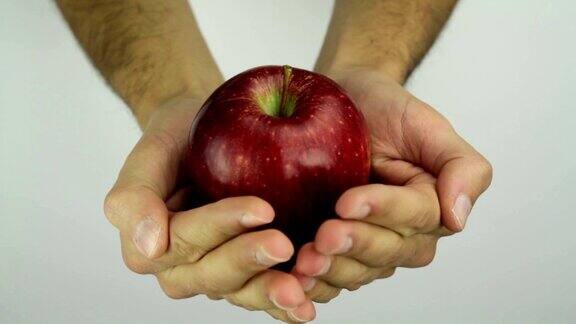 红苹果在人的手中