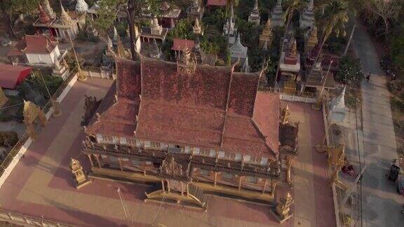 宏伟的金殿佛教寺庙在金边柬埔寨远景