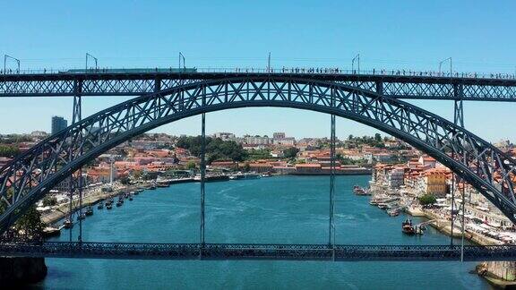 航拍葡萄牙波尔图令人惊叹的路易斯一桥