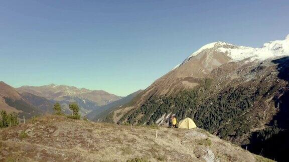 山探险一对年轻夫妇在山顶露营鸟瞰图