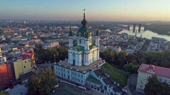 圣安德鲁教堂Podil区和乌克兰基辅的第聂伯河空中拍摄4kUHD