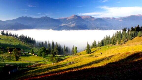 美丽的山景与雾