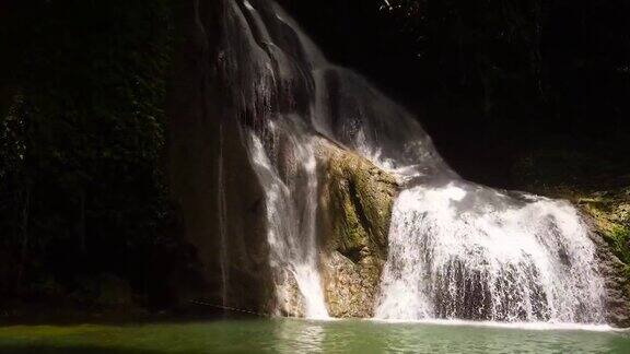 美丽的热带瀑布菲律宾、保和
