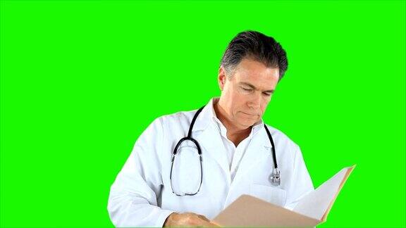 医生对着镜头微笑中镜头绿色屏幕
