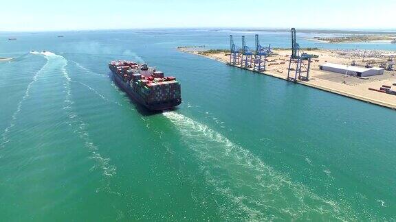 航拍:集装箱船装载海运货物集装箱离港货物运输