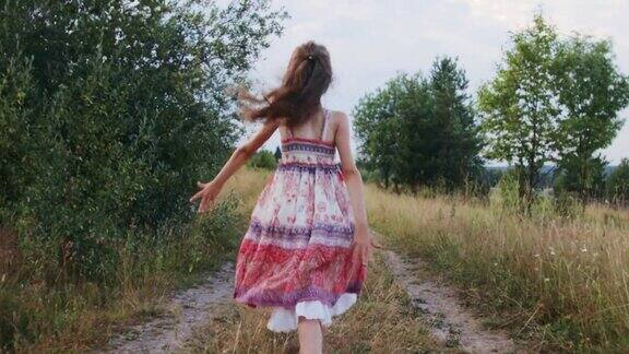 小女孩走在乡间小路上