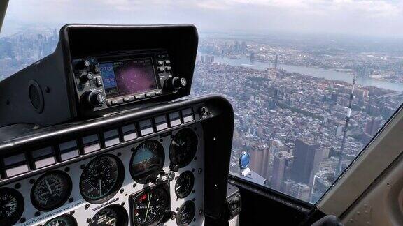 直升机驾驶舱内的观点飞过曼哈顿岛在纽约市