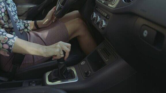 女性手按汽车启动引擎按钮