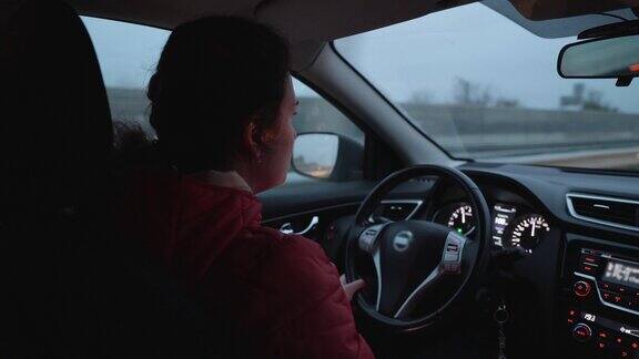 晚上一个女人在高速公路上开车
