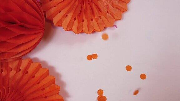 纸装饰橙色飘落五彩纸屑