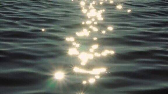 日落日出时蓝色海水上反射的太阳光