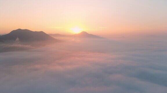 清晨雾山的日出无人机在早上俯瞰山景飞行