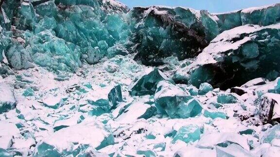 美丽独特的蓝绿色冰川在北极的雪的背景