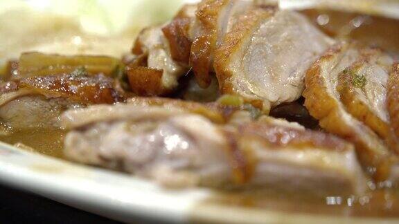 烤鸭是中国著名的菜肴