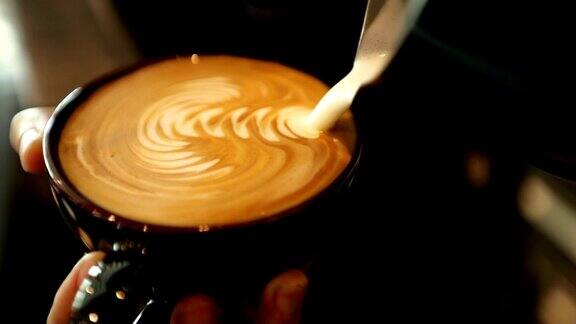 指导咖啡师制作艺术拿铁慢动作
