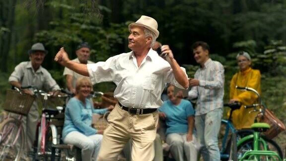 老人在公园跳舞