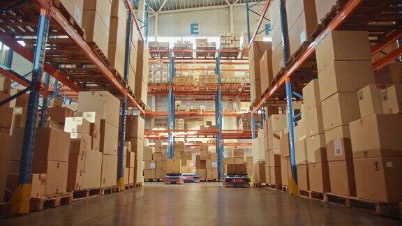 未来技术:自动化现代零售仓库交付AGV机器人运输纸箱配送物流中心自动引导车辆运送货物产品包裹