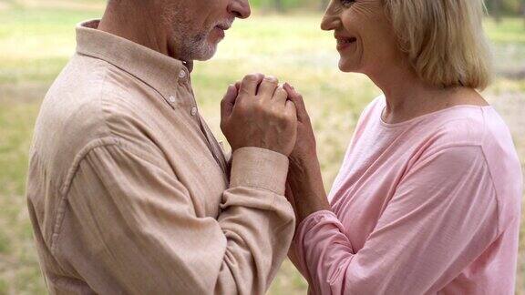 幸福浪漫的夫妇在户外约会时牵着手祖父母爱