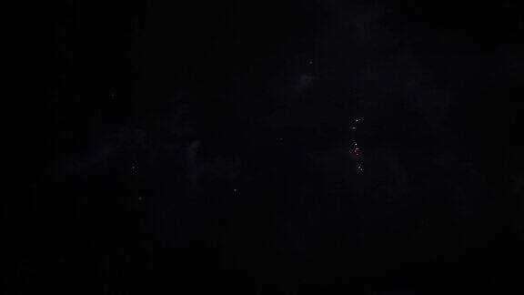 奇妙的多色烟花与烟雾在夜空背景庆祝和节日4k镜头