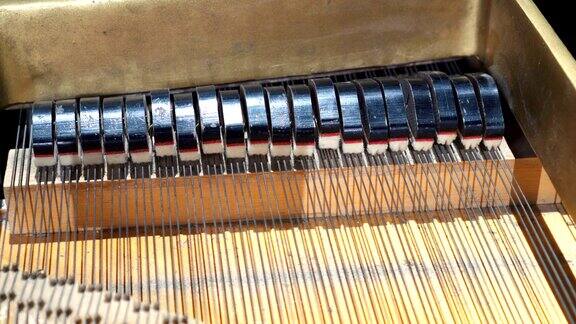 钢琴锤机械锤和琴弦里面的旧钢琴钢琴锤机制