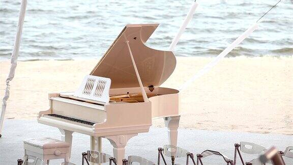 大钢琴以大海为背景白色大钢琴站在沙滩上婚礼在沙滩上举行概念
