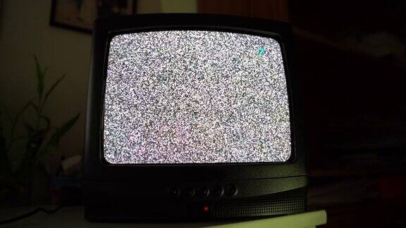 老式电视在暗室播送闪烁着带有噪声失真和信号不良的复古电视屏幕老式电视屏幕上的黑白颗粒效应