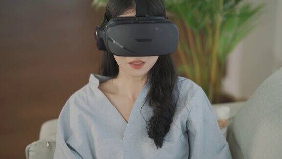 女商人使用VR眼镜