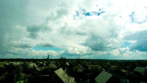 天空中的云在城市的房屋上空移动间隔拍摄