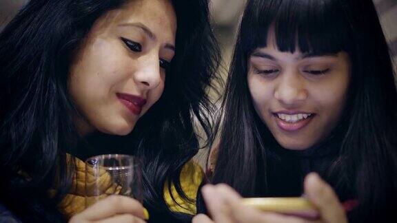 多民族女性朋友一起分享智能手机