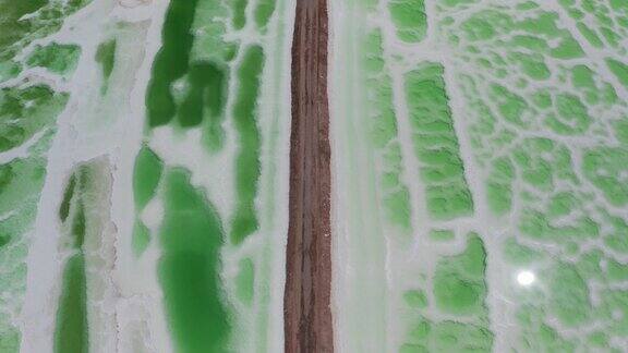 美丽的自然景观翡翠盐湖在中国青海