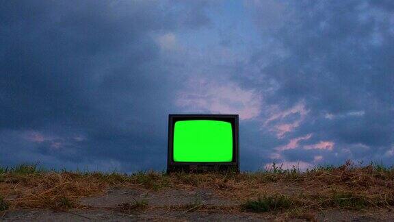 黄昏时分带有彩色按键屏幕的复古电视