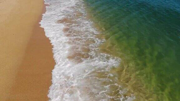 鸟瞰图海滩和海景碧水的沙滩鸟瞰图的海滩沙滩令人惊叹的海浪海岸和蓝色绿松石的一边的海洋放松在天堂