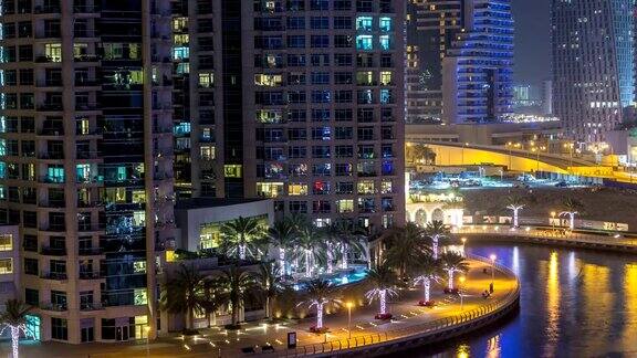 水渠在迪拜码头的在晚上的时间推移