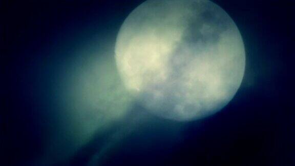 满月升起在一个黑暗的夜晚和幽灵般的雾